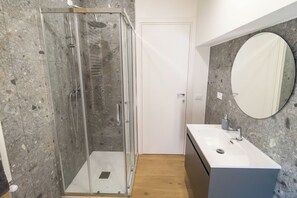 Shower, hair dryer, bidet, towels - Mini apartment near the historic center of San Giovanni in Fiore 05 (San Giovanni in Fiore)