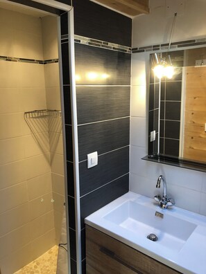 Shower, hair dryer, towels, soap - Lovely Chalet-style studio on ground floor with terrace overlooking garden near IGR line 14 (Villejuif)