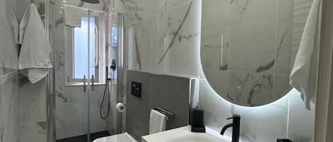 Shower, hair dryer, bidet, towels