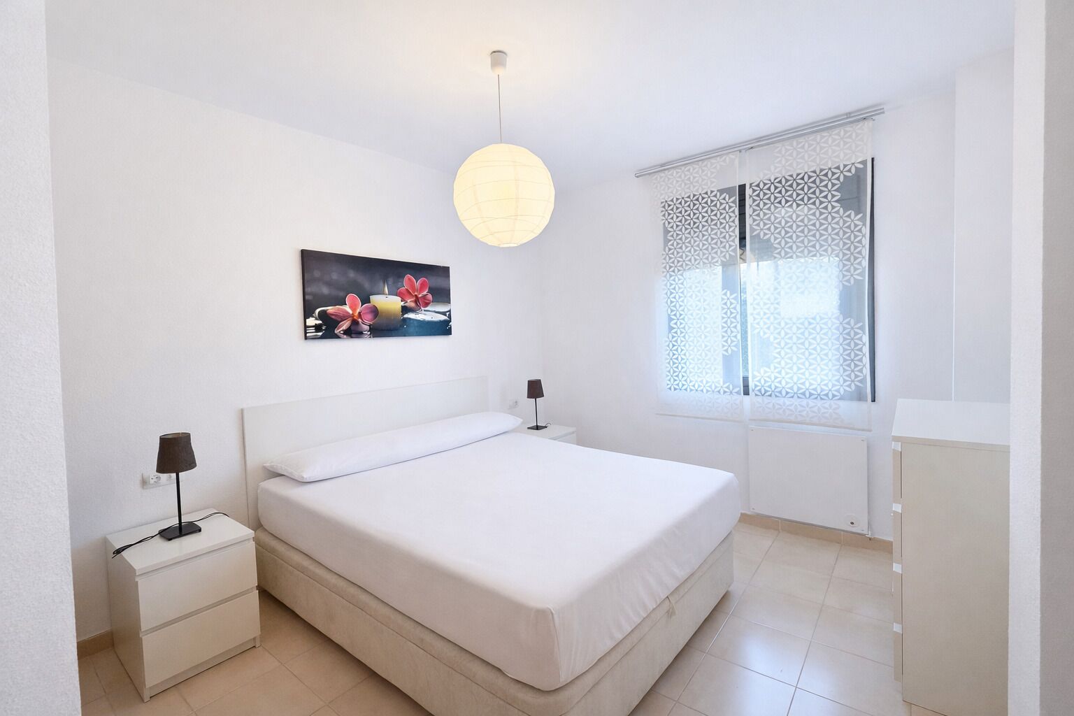 2 quartos, ferros/tábuas de passar roupa, roupa de cama