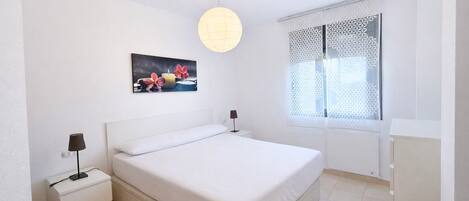 2 habitaciones, tabla de planchar con plancha y ropa de cama