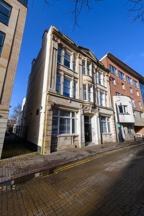 Exterior - NEW! Spacious 3 Bedrooms in City Centre w/ Parking (Cardiff)
