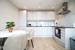 Private kitchen - NEW! Elegant 2Bed City Living Near Cardiff Centre (Cardiff)