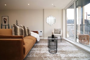 TV - NEW! 2BR Home in City Centre with Private Balcony (Cardiff)