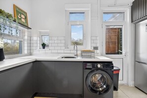 Private kitchen - NEW! 5BR Home near City Centre with Garden (Cardiff)