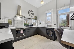 Private kitchen - NEW! 5BR Home near City Centre with Garden (Cardiff)
