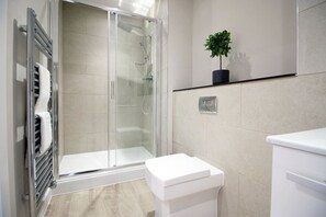 Bathroom - NEW! Sleek and Modern 2BR Home near City Centre (Cardiff)