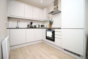 Private kitchen - NEW! Sleek and Modern 2BR Home near City Centre (Cardiff)