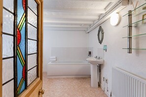 A bathroom with a bathtub, a sink, and a mirror. - 1 Bed Home • Parking • Great for Contractors (Gorseinon)
