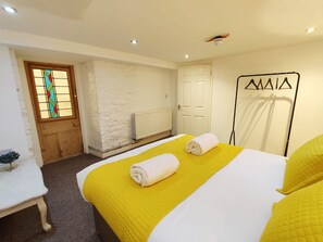 Desk, iron/ironing board, travel cot, WiFi