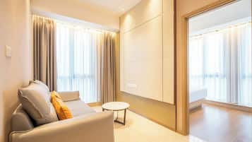 Superior Suite, 1 Queen Bed, Housekeeping, City View | Interior