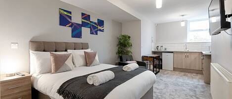 Desk, iron/ironing board, travel cot, WiFi