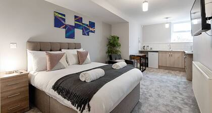 Contractor Base âą Kitchen âą Parking Included