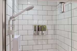 Hair dryer - Contractor Base • Kitchen • Parking Included (Swansea)