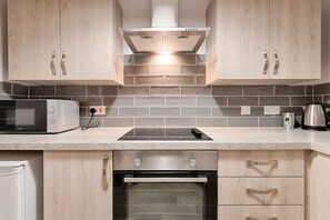 Fridge, microwave, oven, stovetop - Triple Room • Kitchen • Parking • Work Stay (Swansea)