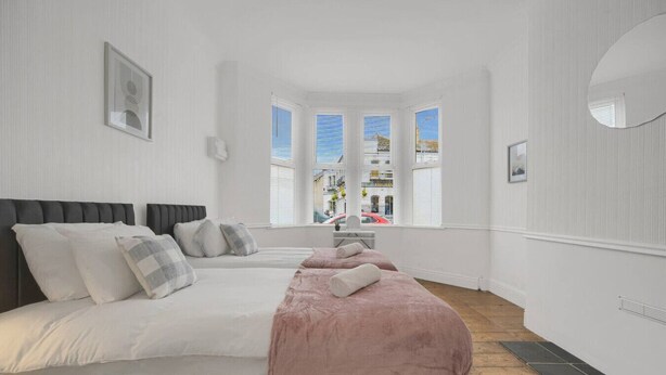 A bedroom with a bed, a window, and a view of the outside. - Pontcanna Paradise | 5 Mins to Centre | Fast Wifi (Pontcanna)