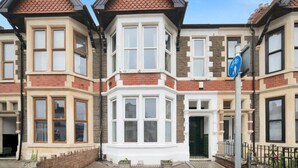 A row of townhouses with bay windows, a bicycle parking sign, and a gated entrance. - Pontcanna Paradise | 5 Mins to Centre | Fast Wifi (Pontcanna)