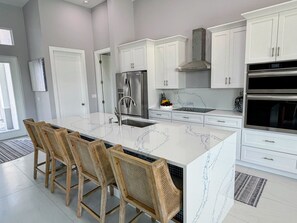 Private kitchen - Blue Lagoon, Gulf Access, Sleeps 10, 6 Beds, Outdoor Oasis, with Boat option (Cape Coral)