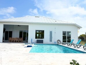 Outdoor pool, a heated pool - Blue Lagoon, Gulf Access, Sleeps 10, 6 Beds, Outdoor Oasis, with Boat option (Cape Coral)