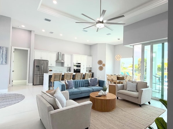 Smart TV - Blue Lagoon, Gulf Access, Sleeps 10, 6 Beds, Outdoor Oasis, with Boat option (Cape Coral)
