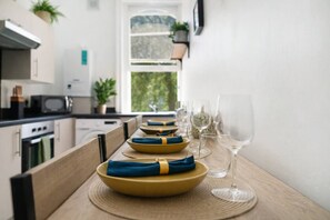 Fridge, microwave, oven, stovetop - Stylish Notting Hill Studio near Hyde Park (Greater London)