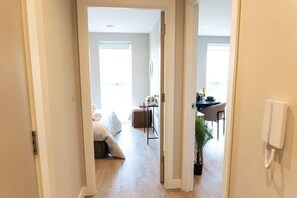 Desk, WiFi - Cardiff Bay | Free Parking & Wifi | Great Loc… (Cardiff)