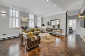 Interior - Modern & Unique - Central & Beach Access (Swansea)