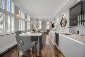 Private kitchen - Modern & Unique - Central & Beach Access (Swansea)