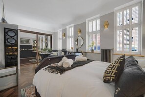 Desk, WiFi - Modern & Unique - Central & Beach Access (Swansea)