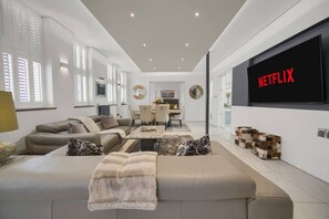 TV - Chic & Luxury - Central - Beach Access - Wind St (Swansea)