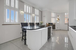 Private kitchen - Chic & Luxury - Central - Beach Access - Wind St (Swansea)