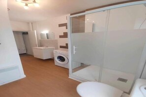 Douche, serviettes fournies, papier toilette