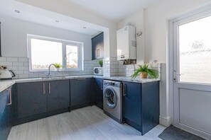 Private kitchen - The Luxury Home | Free Parking | Central Location (Cardiff)
