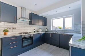 Private kitchen - The Luxury Home | Free Parking | Central Location (Cardiff)