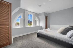 Desk, WiFi - Luxury Penthouse Suite - Swansea Central - Beach (Swansea)