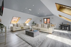 TV - Luxury Penthouse Suite - Swansea Central - Beach (Swansea)