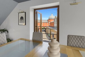 Dining - Luxury Penthouse Suite - Swansea Central - Beach (Swansea)
