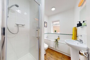 Bathroom - Central & Modern | Fast WIFI | 5 Min to Centre (Cardiff)