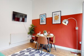 Dining - Central & Modern | Fast WIFI | 5 Min to Centre (Cardiff)