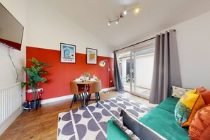TV - Central & Modern | Fast WIFI | 5 Min to Centre (Cardiff)