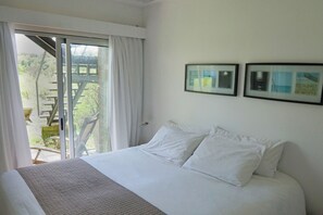 Quarto casal, sacada, vista para o jardim