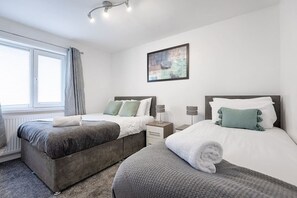 3 bedrooms, iron/ironing board, travel cot, WiFi - Contractor Base • Parking • Garden • Hospital (Sketty)