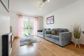 TV - Contractor Base • Parking • Garden • Hospital (Sketty)