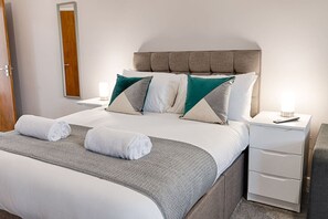 Desk, iron/ironing board, WiFi, bed sheets