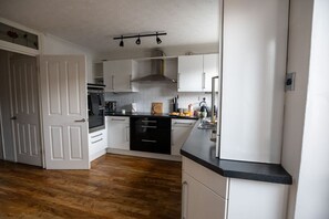 Private kitchen - Beautiful Cardiff Wharf| Free Parking | WaterViews (Cardiff)