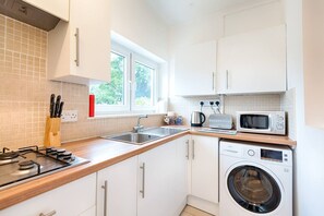 Fridge, microwave, oven, stovetop - Contractor Ready • Garden • Free Parking (Fforest-fach)