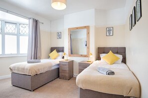 4 Schlafzimmer, Schreibtisch, Bügeleisen/Bügelbrett, Reisekinderbett