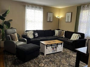 TV, books - Camel City Oasis * * Sleeps 8 * * Near Old Salem (Winston-Salem)
