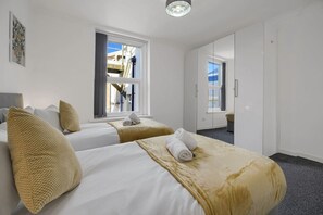 Desk, WiFi - Spacious | Cardiff Central | Fast Wifi | Netflix (Cardiff)