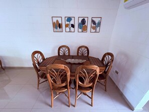 Casa, 3 habitaciones, patio | Comedor